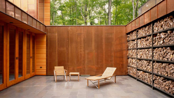 A sleek bluestone courtyard designed by Coen & Partners uses gauged, rectangular pavers.